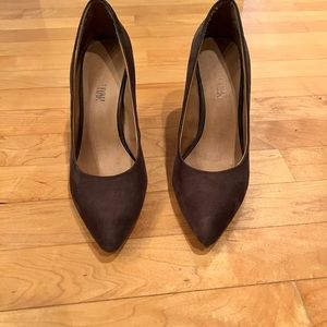 Cosmopolitan pumps. Suede like material. Taupe.